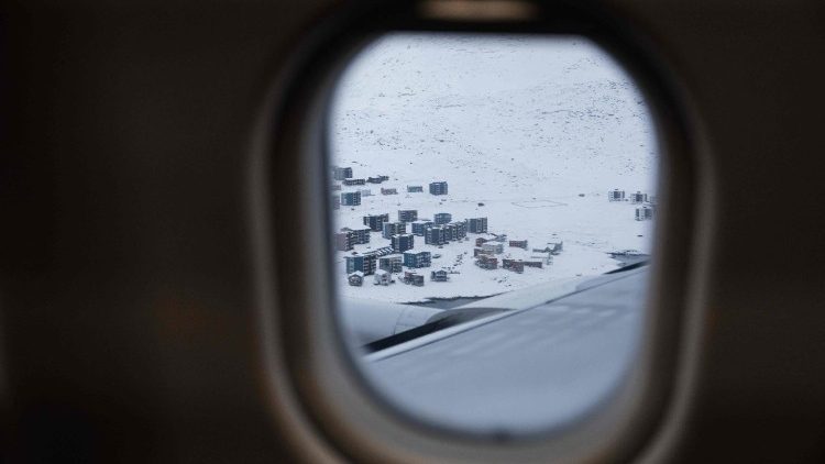 Нуук, сталіца Грэнландыі, праз ілюмінатар самалёта 