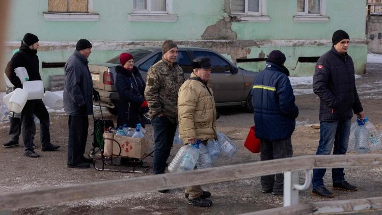 Moradores locais fazem fila para coletar &aacute;gua em Kramatorsk, no leste da Ucr&acirc;nia, em 20 de janeiro de 2026, em meio &agrave; invas&atilde;o russa da Ucr&acirc;nia. (Foto de Tetiana DZHAFAROVA / AFP)