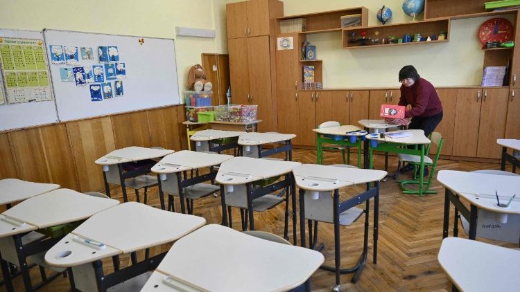 A professora prim&aacute;ria Lidia, de 60 anos, trabalha em uma sala de aula vazia em uma escola de Kiev, em 21 de janeiro de 2026, ap&oacute;s o fechamento das escolas da capital at&eacute; fevereiro devido aos ataques de m&iacute;sseis e drones russos &agrave; infraestrutura energ&eacute;tica ucraniana, em meio &agrave; invas&atilde;o russa na Ucr&acirc;nia. As escolas na capital ucraniana, Kiev, permanecer&atilde;o fechadas at&eacute; o m&ecirc;s seguinte, anunciou o prefeito Vitali Klitschko em 16 de dezembro de 2026, citando "condi&ccedil;&otilde;es dif&iacute;ceis" ap&oacute;s os ataques russos terem atingido o setor energ&eacute;tico em meio a temperaturas abaixo de zero. (Foto de Genya SAVILOV / AFP)