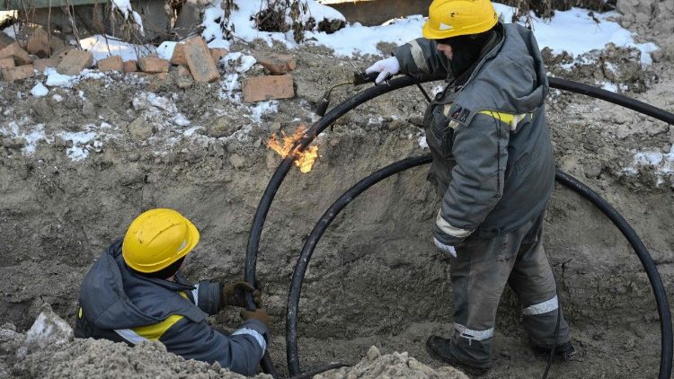 Trabalhadores da DTEK, a maior fornecedora de energia da Ucr&acirc;nia, realizam reparos emergenciais em uma linha de transmiss&atilde;o de energia em condi&ccedil;&otilde;es de congelamento, ap&oacute;s ataques russos com m&iacute;sseis e drones contra a infraestrutura energ&eacute;tica ucraniana em Kiev, em 20 de janeiro de 2026, em meio &agrave; invas&atilde;o russa na Ucr&acirc;nia. (Foto de Genya SAVILOV / AFP)