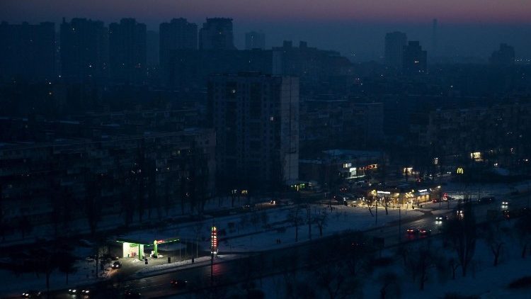 Esta fotografia mostra um posto de gasolina e um McDonald's iluminados durante um apag&atilde;o em Kiev, em 21 de janeiro de 2026, em meio &agrave; invas&atilde;o russa da Ucr&acirc;nia. (Foto de Eugene Kotenko / AFP)