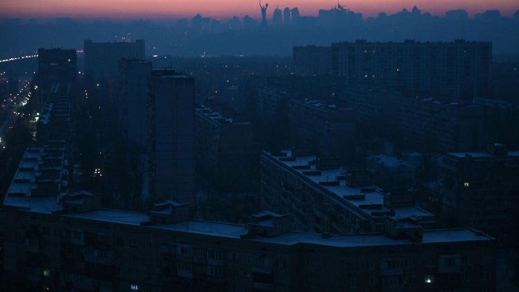 Esta fotografia, tirada em 21 de janeiro de 2026, mostra edif&iacute;cios residenciais com o Monumento &agrave; P&aacute;tria ao fundo durante um apag&atilde;o em Kiev, em meio &agrave; invas&atilde;o russa da Ucr&acirc;nia. (Foto de Eugene Kotenko / AFP)