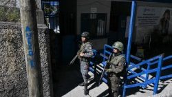 Guatemala, soldados vigilando la prisión masculina