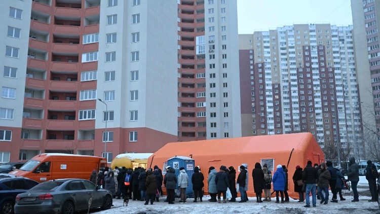 Moradores locais fazem fila para receber uma refei&ccedil;&atilde;o quente distribu&iacute;da por volunt&aacute;rios da organiza&ccedil;&atilde;o beneficente americana World Central Kitchen, em uma &aacute;rea residencial de Kiev que ficou sem eletricidade e &aacute;gua devido aos recentes ataques russos que afetaram o setor de energia, em 22 de janeiro de 2026, em meio &agrave; invas&atilde;o russa da Ucr&acirc;nia. (Foto de Sergei Gapon / AFP)