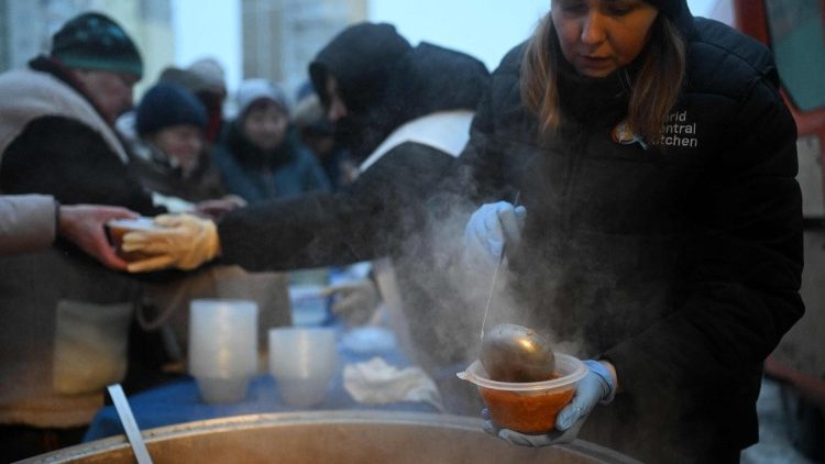 Volunt&aacute;rios da organiza&ccedil;&atilde;o beneficente americana World Central Kitchen distribuem refei&ccedil;&otilde;es quentes para moradores de uma &aacute;rea residencial de Kiev que ficou sem eletricidade e &aacute;gua devido aos recentes ataques russos que afetaram o setor energ&eacute;tico, em 22 de janeiro de 2026, em meio &agrave; invas&atilde;o russa da Ucr&acirc;nia. (Foto de Sergei Gapon / AFP)