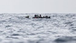 Migranti a bordo di un gommone al largo delle acque internazionali della Libia il 16 gennaio (Sameer Al-DOUMY/Afp)