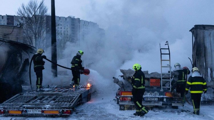 Equipes de emerg&ecirc;ncia ucranianas trabalham para extinguir um inc&ecirc;ndio no local de um ataque a&eacute;reo em Kiev, em 24 de janeiro de 2026, em meio &agrave; invas&atilde;o russa da Ucr&acirc;nia. Ataques russos mataram uma pessoa e feriram outras 23 na capital ucraniana e na cidade de Kharkiv, no nordeste do pa&iacute;s, durante a noite, disseram as autoridades na manh&atilde; de 24 de janeiro de 2026. O pa&iacute;s estava em alerta de ataque a&eacute;reo, com as autoridades militares em Kiev alertando sobre drones e m&iacute;sseis bal&iacute;sticos. (Foto de Oleksandr Magula / AFP)