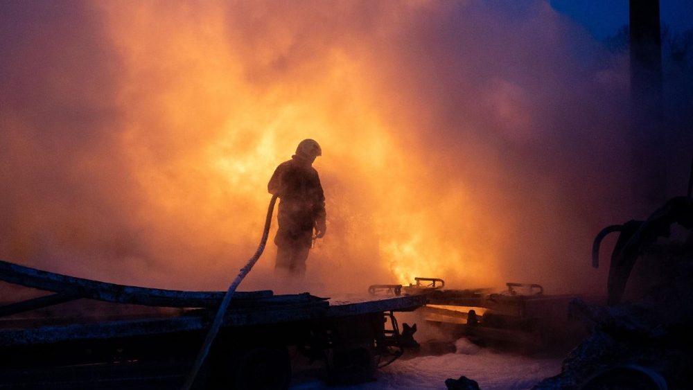 Um membro da equipe de emergência ucraniana trabalha para extinguir um incêndio no local de um ataque aéreo em Kiev, em 24 de janeiro de 2026, em meio à invasão russa da Ucrânia. Ataques russos mataram uma pessoa e feriram outras 23 na capital ucraniana e na cidade de Kharkiv, no nordeste do país, durante a noite, disseram as autoridades na manhã de 24 de janeiro de 2026. O país estava em alerta de ataque aéreo, com as autoridades militares em Kiev alertando sobre drones e mísseis balísticos. (Foto de Oleksandr Magula / AFP) 