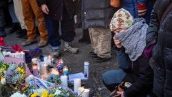 Người dân đặt hoa và nến tại nơi tưởng nhớ Alex Jeffrey Pretti