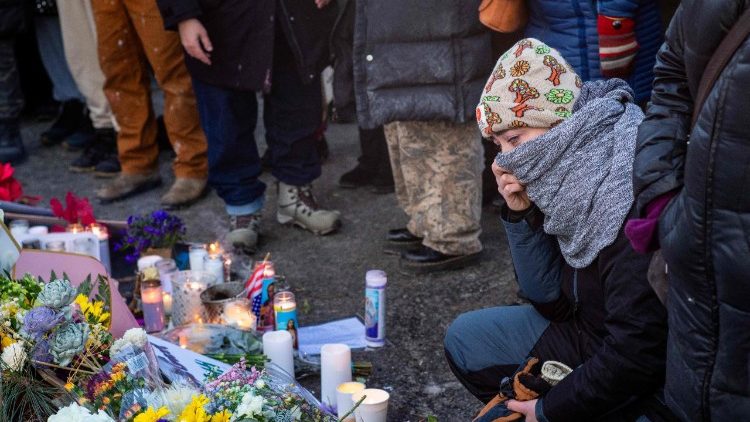 Người dân đặt hoa và nến tại nơi tưởng nhớ Alex Jeffrey Pretti