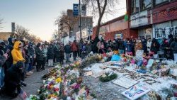 Cittadini staunitensi rendono omaggio ad Alex Pretti in un luogo commemorativo a Minneapolis, Minnesota