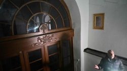 Eine beim Luftangriff beschädigte Tür des Klosters