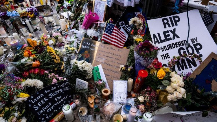 Flores e mensagens são vistas no memorial improvisado na área onde Alex Pretti foi baleado e morto por agentes federais de imigração em Minneapolis, Minnesota, em 26 de janeiro de 2026.