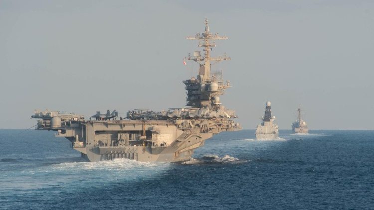 Un'immagine della portaerei Uss Abraham Lincoln nello Stretto di Hormuz, novembre 2019