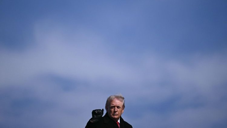 Der US-Präsident Donald Trump, umgeben von viel Himmel