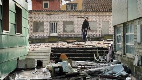Papa une-se &agrave; dor das v&iacute;timas da tempestade em Portugal