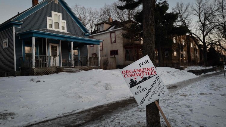 Um cartaz de resistência ao ICE (Serviço de Imigração e Alfândega dos EUA) está em frente a uma casa em 29 de janeiro de 2026 em Minneapolis, Minnesota. 