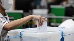 Um eleitor vota antecipadamente em Bangkok, em 1º de fevereiro de 2026, antes das eleições gerais de 8 de fevereiro. (Foto de Lillian Suwanrumpha / AFP)