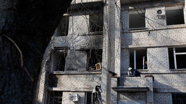 Uma equipe de resgate remove os escombros de uma maternidade danificada ap&oacute;s um ataque russo em Zaporizhzhia, em 1&ordm; de fevereiro de 2026, durante a invas&atilde;o russa da Ucr&acirc;nia. Os ataques russos contra a Ucr&acirc;nia durante a noite e a madrugada de 1&ordm; de fevereiro de 2026 mataram pelo menos duas pessoas e feriram outras sete, disseram autoridades regionais. Entre os ataques, houve um ataque com drone a uma maternidade na cidade de Zaporizhzhia, no sul do pa&iacute;s, que feriu duas mulheres que estavam sendo submetidas a exames m&eacute;dicos, disseram o governador da regi&atilde;o e equipes de resgate. (Foto de Tetiana DZHAFAROVA / AFP)