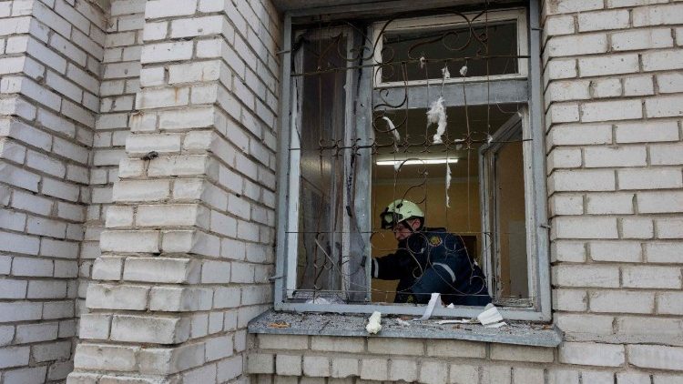 Uma equipe de resgate remove os escombros de uma maternidade danificada ap&oacute;s um ataque russo em Zaporizhzhia, em 1&ordm; de fevereiro de 2026, durante a invas&atilde;o russa da Ucr&acirc;nia. Os ataques russos contra a Ucr&acirc;nia durante a noite e a madrugada de 1&ordm; de fevereiro de 2026 mataram pelo menos duas pessoas e feriram outras sete, disseram autoridades regionais. Entre os ataques, houve um ataque com drone a uma maternidade na cidade de Zaporizhzhia, no sul do pa&iacute;s, que feriu duas mulheres que estavam sendo submetidas a exames m&eacute;dicos, disseram o governador da regi&atilde;o e equipes de resgate. (Foto de Tetiana DZHAFAROVA / AFP)