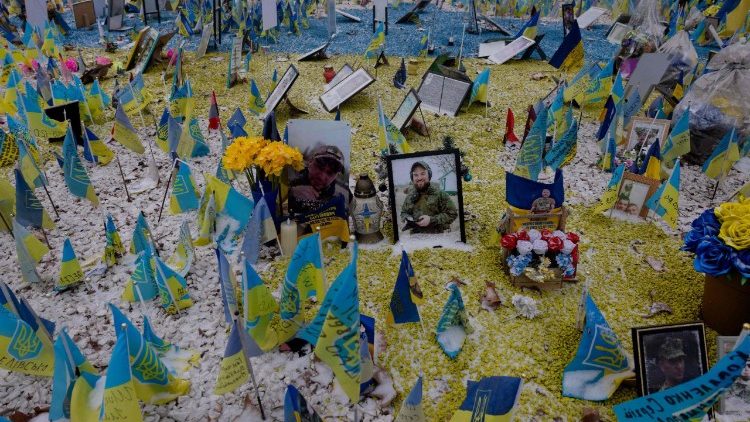 Esta fotografia mostra um memorial para soldados ucranianos em Zaporizhzhia, em 1&ordm; de fevereiro de 2026, durante a invas&atilde;o russa da Ucr&acirc;nia. (Foto de Tetiana DZHAFAROVA / AFP)