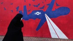 Una donna iraniana cammina lungo il muro dell'ex ambasciata Usa a Teheran