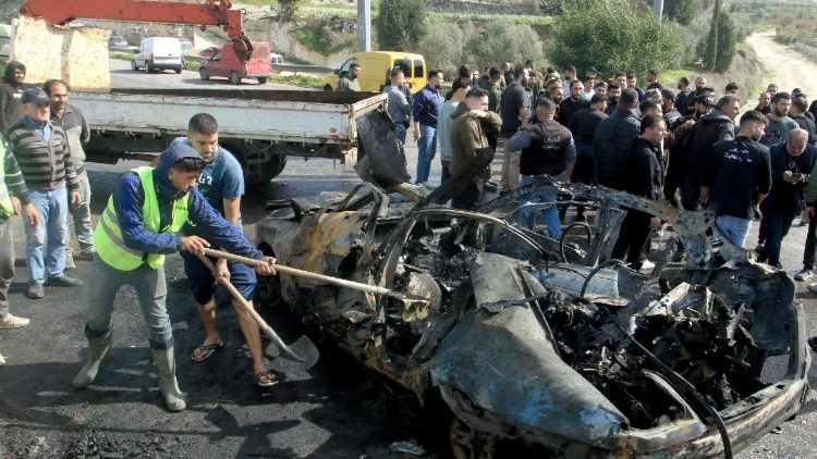 लेबनान में ड्रोन हमले के बाद गाड़ी को निकालते हुए