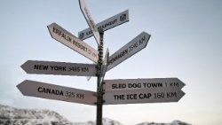 Дарожны ўказальнік у грэнландскім горадзе Сісіміут адлічвае кіламетры да Капенгагена і Нью-Ёрка, сімвалізуючы сувязь арктычнага мястэчка з далёкімі сусветнымі сталіцамі