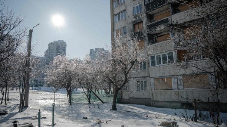 Esta fotografia mostra neve e gelo cobrindo o ch&atilde;o em frente a um pr&eacute;dio residencial danificado em Kharkiv, em 4 de fevereiro de 2026, durante a invas&atilde;o russa da Ucr&acirc;nia. (Foto de Ivan SAMOILOV / AFP)