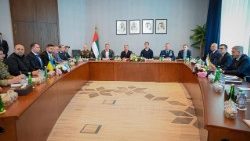 Le delegazioni di Russia, Ucraina e Usa ad Abu Dhabi