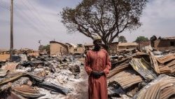 Un habitant du village de Woro, le 5 février, dévasté par une attaque meurtrière. 