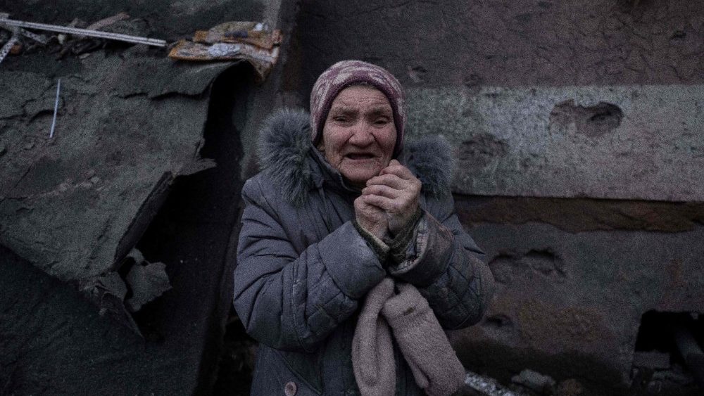 Nesta fotografia divulgada pelo serviço de imprensa da 93ª Brigada Mecanizada Separada Kholodnyi Yar das Forças Terrestres da Ucrânia em 8 de fevereiro de 2026, um morador local está ao lado de um prédio residencial danificado após um ataque aéreo em Kramatorsk, região de Donetsk, em meio à invasão russa da Ucrânia. (Foto de Iryna Rybakova / 93ª Brigada Mecanizada Separada Kholodnyi Yar / AFP)