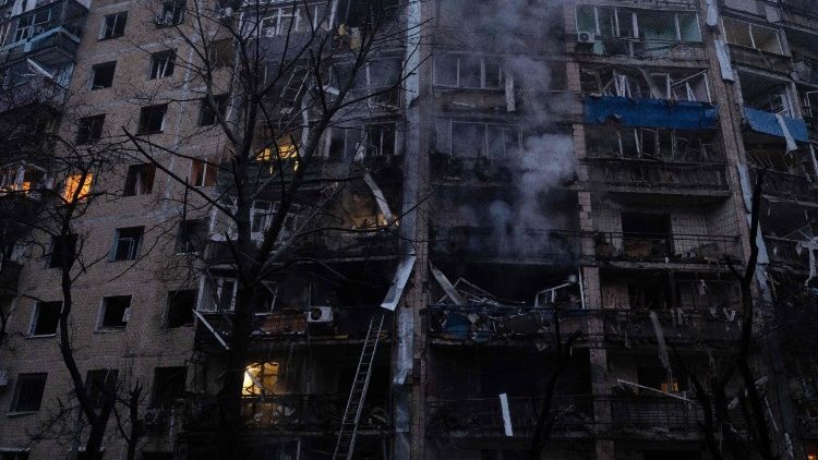 Esta fotografia, divulgada pelo servi&ccedil;o de imprensa da 93&ordf; Brigada Mecanizada Separada Kholodnyi Yar das For&ccedil;as Terrestres da Ucr&acirc;nia em 8 de fevereiro de 2026, mostra apartamentos em chamas em um pr&eacute;dio residencial danificado ap&oacute;s um ataque a&eacute;reo em Kramatorsk, regi&atilde;o de Donetsk, durante a invas&atilde;o russa da Ucr&acirc;nia. (Foto de Iryna Rybakova / 93&ordf; Brigada Mecanizada Separada Kholodnyi Yar / AFP)