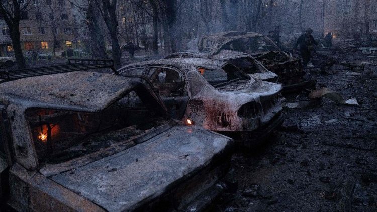 Nesta fotografia divulgada pelo servi&ccedil;o de imprensa da 93&ordf; Brigada Mecanizada Separada de Kholodnyi Yar das For&ccedil;as Terrestres da Ucr&acirc;nia em 8 de fevereiro de 2026, agentes da lei ucranianos caminham ao lado de carros incendiados no p&aacute;tio de um pr&eacute;dio residencial danificado ap&oacute;s um ataque a&eacute;reo em Kramatorsk, regi&atilde;o de Donetsk, em meio &agrave; invas&atilde;o russa da Ucr&acirc;nia. (Foto de Iryna Rybakova / 93&ordf; Brigada Mecanizada Separada de Kholodnyi Yar / AFP)