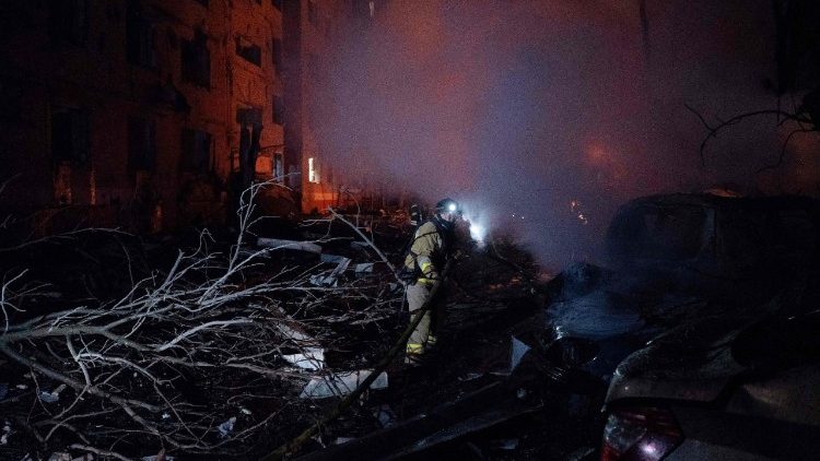 Nesta fotografia divulgada pelo servi&ccedil;o de imprensa da 93&ordf; Brigada Mecanizada Separada Kholodnyi Yar das For&ccedil;as Terrestres da Ucr&acirc;nia em 8 de fevereiro de 2026, um socorrista ucraniano trabalha no p&aacute;tio de um pr&eacute;dio residencial danificado ap&oacute;s um ataque a&eacute;reo em Kramatorsk, regi&atilde;o de Donetsk, em meio &agrave; invas&atilde;o russa da Ucr&acirc;nia. (Foto de Iryna Rybakova / 93&ordf; Brigada Mecanizada Separada Kholodnyi Yar / AFP)