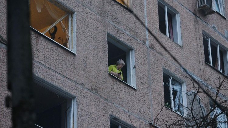 Nesta fotografia divulgada pelo servi&ccedil;o de imprensa da 93&ordf; Brigada Mecanizada Separada Kholodnyi Yar das For&ccedil;as Terrestres da Ucr&acirc;nia em 8 de fevereiro de 2026, um morador local observa atrav&eacute;s da janela quebrada de um pr&eacute;dio residencial danificado ap&oacute;s um ataque a&eacute;reo em Kramatorsk, regi&atilde;o de Donetsk, em meio &agrave; invas&atilde;o russa da Ucr&acirc;nia. (Photo by Iryna Rybakova / The 93rd Kholodnyi Yar Separate Mechanized Brigade / AFP)