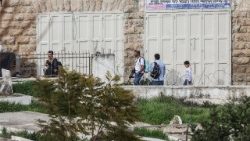 Colonos israelenses armados em um assentamento na cidade de Hebron.