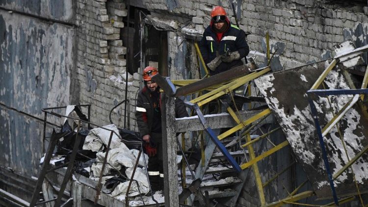 Funcion&aacute;rios removem os destro&ccedil;os de uma usina termel&eacute;trica da empresa de energia ucraniana DTEK, gravemente danificada em um local n&atilde;o divulgado na Ucr&acirc;nia, em 9 de fevereiro de 2026, ap&oacute;s ataques de m&iacute;sseis e drones russos durante a invas&atilde;o russa da Ucr&acirc;nia. (Foto de Genya SAVILOV / AFP)