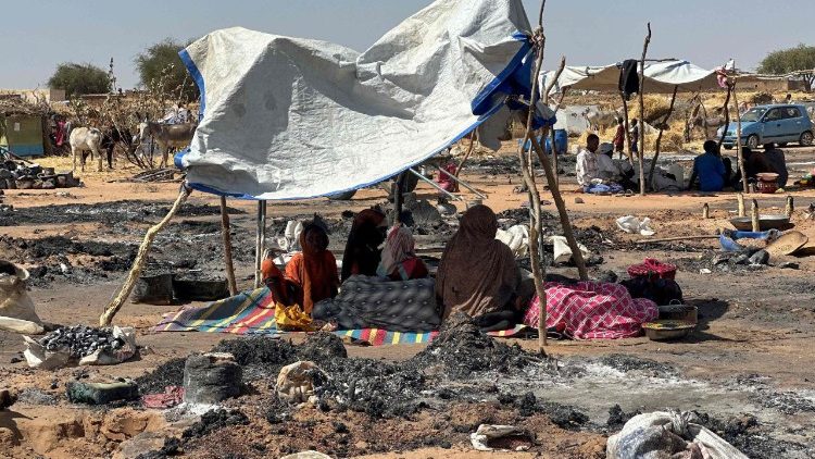 Personas desplazadas del campamento de El-Fasher, en Tawila, tras un incendio en el campamento