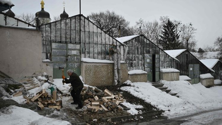O volunt&aacute;rio Volodymyr Vynogradov corta lenha para aquecer as estufas do Jardim Bot&acirc;nico Nacional Gryshko da Academia Nacional de Ci&ecirc;ncias da Ucr&acirc;nia, em Kiev, em 11 de fevereiro de 2026, em meio &agrave; invas&atilde;o russa da Ucr&acirc;nia. Desde o in&iacute;cio da invas&atilde;o em larga escala da R&uacute;ssia em 2022, Moscou tem atacado sistematicamente a infraestrutura energ&eacute;tica da Ucr&acirc;nia. E neste ano, enquanto o pa&iacute;s enfrenta um inverno particularmente rigoroso, bombardeios massivos e repetidos privaram centenas de milhares de ucranianos de eletricidade e aquecimento. Um dos danos colaterais desses cortes de energia &eacute; a preciosa cole&ccedil;&atilde;o de cerca de 4.000 esp&eacute;cies tropicais abrigadas nas estufas do Jardim Bot&acirc;nico. (Foto de Genya SAVILOV / AFP)