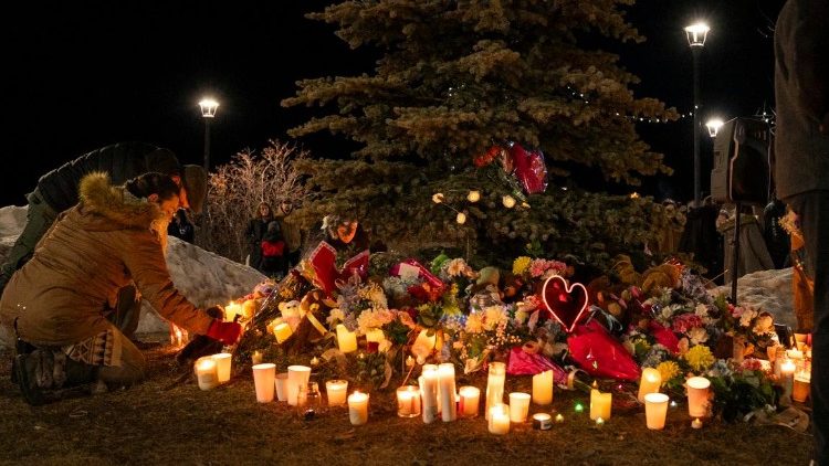 Hoa và nến để tưởng niệm các nạn nhân vụ xả sung ở Tumbler Ridge, Canada