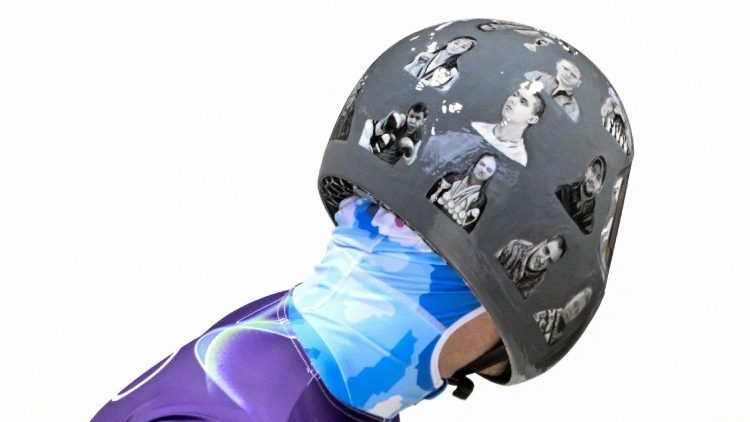 O ucraniano Vladyslav Heraskevych usa um capacete com imagens de atletas ucranianos durante o treino de skeleton masculino no Centro de Esportes de Deslizamento de Cortina, nos Jogos Ol&iacute;mpicos de Inverno de Mil&atilde;o-Cortina 2026, em Cortina d'Ampezzo, em 10 de fevereiro de 2026. O atleta ucraniano de skeleton, Vladyslav Heraskevych, foi desclassificado dos Jogos Ol&iacute;mpicos de Inverno em 12 de fevereiro de 2026, ap&oacute;s se recusar a voltar atr&aacute;s em rela&ccedil;&atilde;o ao seu capacete proibido, que retrata v&iacute;timas da guerra de seu pa&iacute;s com a R&uacute;ssia. Em um comunicado, o Comit&ecirc; Ol&iacute;mpico Internacional afirmou que Heraskevych "est&aacute; proibido de participar dos Jogos de Mil&atilde;o-Cortina 2026 por se recusar a seguir as diretrizes do COI sobre a liberdade de express&atilde;o dos atletas". (Foto de Tiziana FABI / AFP)