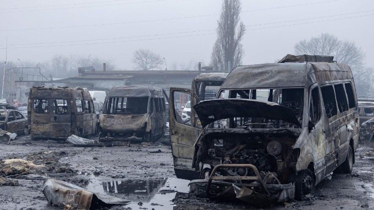 Esta fotografia mostra carros incendiados no local de um ataque russo em Odessa, em 13 de fevereiro de 2026, em meio &agrave; invas&atilde;o russa da Ucr&acirc;nia. Seis pessoas morreram em ataques russos em toda a Ucr&acirc;nia durante a noite, que tiveram como alvo a cidade portu&aacute;ria de Odessa, no sul do pa&iacute;s, e a infraestrutura energ&eacute;tica, anunciaram autoridades em 13 de fevereiro de 2026. Moscou intensificou seus ataques &agrave; infraestrutura cr&iacute;tica ucraniana nas &uacute;ltimas semanas, apesar da press&atilde;o dos Estados Unidos para que se chegue a um acordo de paz com Kiev. A R&uacute;ssia lan&ccedil;ou um m&iacute;ssil e 154 drones durante a noite, informou a For&ccedil;a A&eacute;rea Ucraniana, alertando que alguns ve&iacute;culos a&eacute;reos n&atilde;o tripulados ainda estavam no espa&ccedil;o a&eacute;reo ucraniano na manh&atilde; de 13 de fevereiro de 2026. (Foto de Oleksandr Gimanov / AFP)