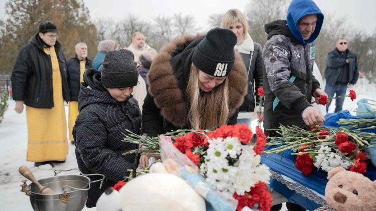 Familiares, amigos e outros presentes depositaram flores sobre os caix&otilde;es durante o funeral de Grigory Shikula, de 34 anos, seus dois filhos, Ivan e Vladislav, e sua filha, Myroslava, que foram mortos por um ataque de drone russo em um cemit&eacute;rio na vila de Skovorodynivka, na regi&atilde;o de Kharkiv, em 13 de fevereiro de 2026, em meio &agrave; invas&atilde;o russa da Ucr&acirc;nia. Um ataque de drone russo a uma casa no nordeste da Ucr&acirc;nia, em 11 de fevereiro de 2026, matou tr&ecirc;s crian&ccedil;as pequenas e seu pai, al&eacute;m de ferir a m&atilde;e gr&aacute;vida, disseram autoridades. G&ecirc;meos de um ano e uma menina de dois anos foram mortos no ataque noturno &agrave; casa da fam&iacute;lia na cidade de Bogodukhiv, a cerca de 20 quil&ocirc;metros da fronteira com a R&uacute;ssia. (Foto de Ivan SAMOILOV / AFP)