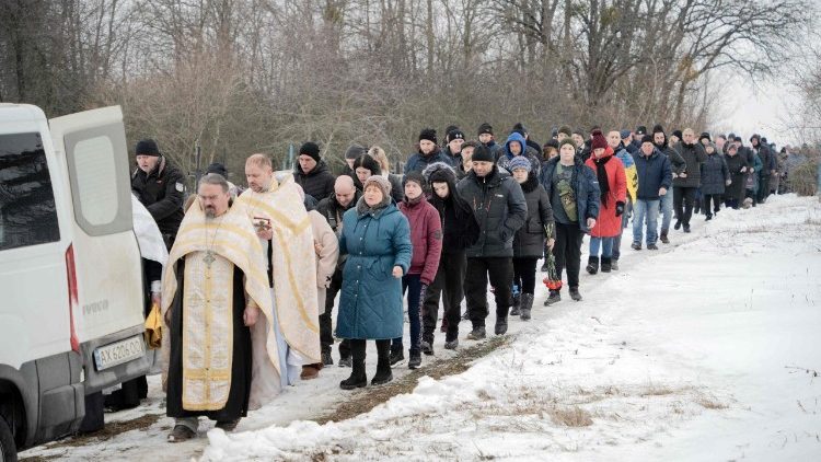 Familiares, amigos e outros presentes acompanham o carro funer&aacute;rio durante a cerim&ocirc;nia f&uacute;nebre de Grigory Shikula, de 34 anos, seus dois filhos, Ivan e Vladislav, e sua filha Myroslava, que foram mortos por um ataque de drone russo em um cemit&eacute;rio na vila de Skovorodynivka, na regi&atilde;o de Kharkiv, em 13 de fevereiro de 2026, em meio &agrave; invas&atilde;o russa da Ucr&acirc;nia. Um ataque de drone russo a uma casa no nordeste da Ucr&acirc;nia, em 11 de fevereiro de 2026, matou tr&ecirc;s crian&ccedil;as pequenas e seu pai, al&eacute;m de ferir a m&atilde;e gr&aacute;vida, disseram autoridades. G&ecirc;meos de um ano e uma menina de dois anos foram mortos no ataque noturno &agrave; casa da fam&iacute;lia na cidade de Bogodukhiv, a cerca de 20 quil&ocirc;metros da fronteira com a R&uacute;ssia. (Foto de Ivan SAMOILOV / AFP)