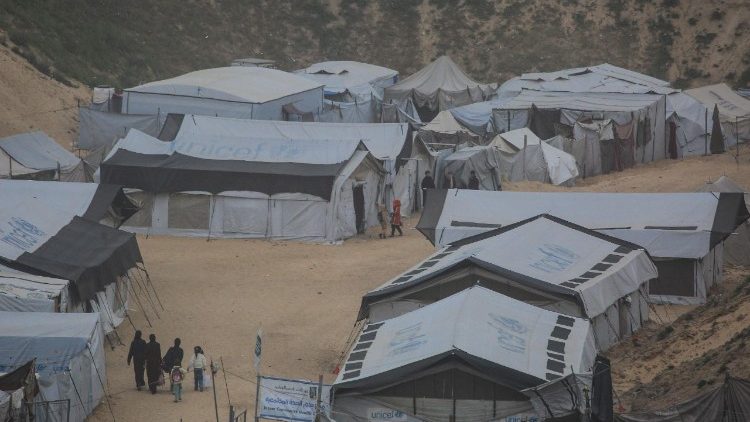 खान युूनिस की झोपड़ियों से निकले हुए कुछ फिलिस्तीनी