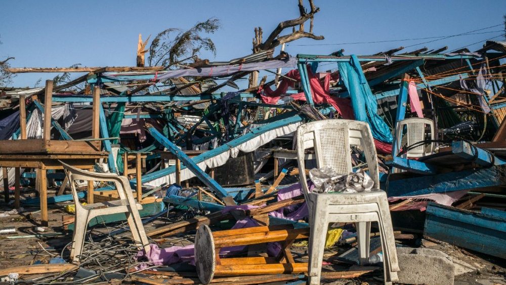 Vista geral de uma área de lazer completamente destruída após a passagem do ciclone tropical Gezani na noite de 10 de fevereiro de 2026 em Toamasina, em 14 de fevereiro de 2026. (Foto de RIJASOLO / AFP)
