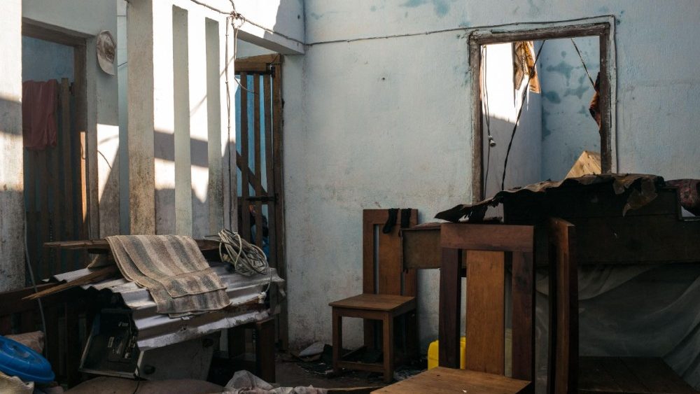 Vista geral de uma residência destruída no centro da cidade de Toamasina em 14 de fevereiro de 2026, após a passagem do ciclone tropical Gezani durante a noite de 10 de fevereiro de 2026. (Foto de RIJASOLO / AFP)