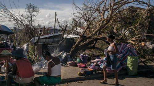 Proximidade do Papa &agrave;s pessoas atingidas por ciclones em Madagascar