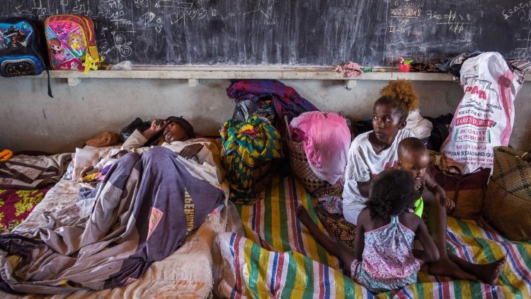 Abitanti di Toamasina riparati in una scuola per sfuggire alla furia delle acque   (AFP or licensors)